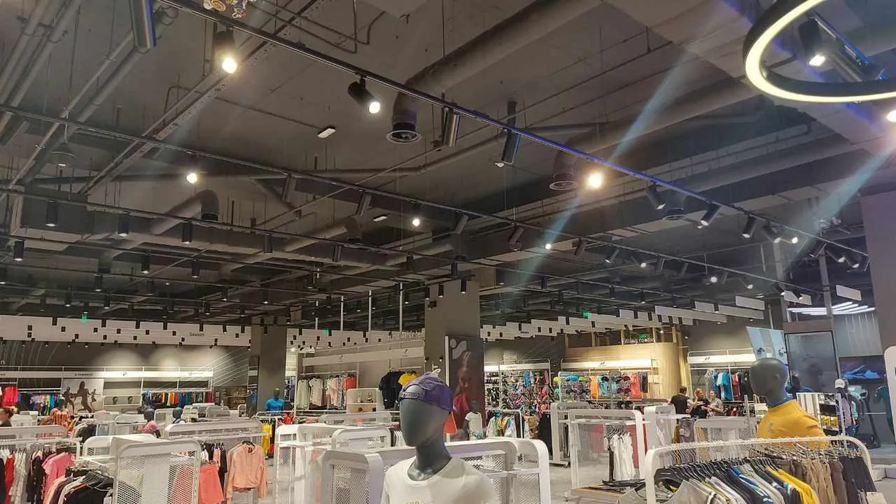Lokal u tržnom centru tokom završnih radova
